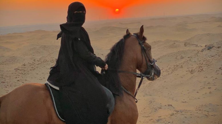 فارسة منتقبة