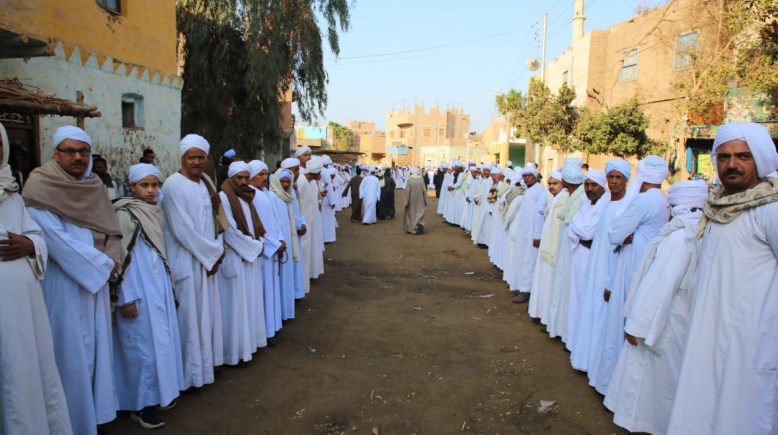 جانب من مشهد الصلح بين العائلتين