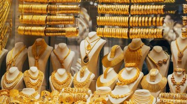 واجهة لعرض المشغولات الذهبي في محل مجوهرات