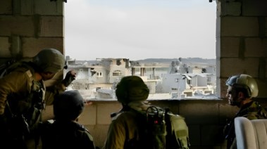 جنود إسرائيليين داخل أحد المنازل في غزة