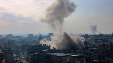 الدخان يتصاعد من رفح  الفلسطينية