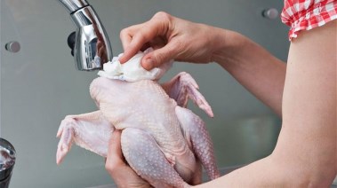 غسل الدجاج قبل الطهي 