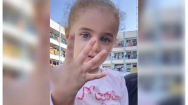 طفلة فلسطينية بإحدى مدارس إيواء النازحين بقطاع غزة