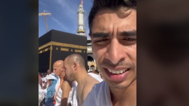  شاب مصري يثير الجدل أمام الكعبة 