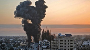 آثار القصف الإسرائيلي العنيف على قطاع غزة