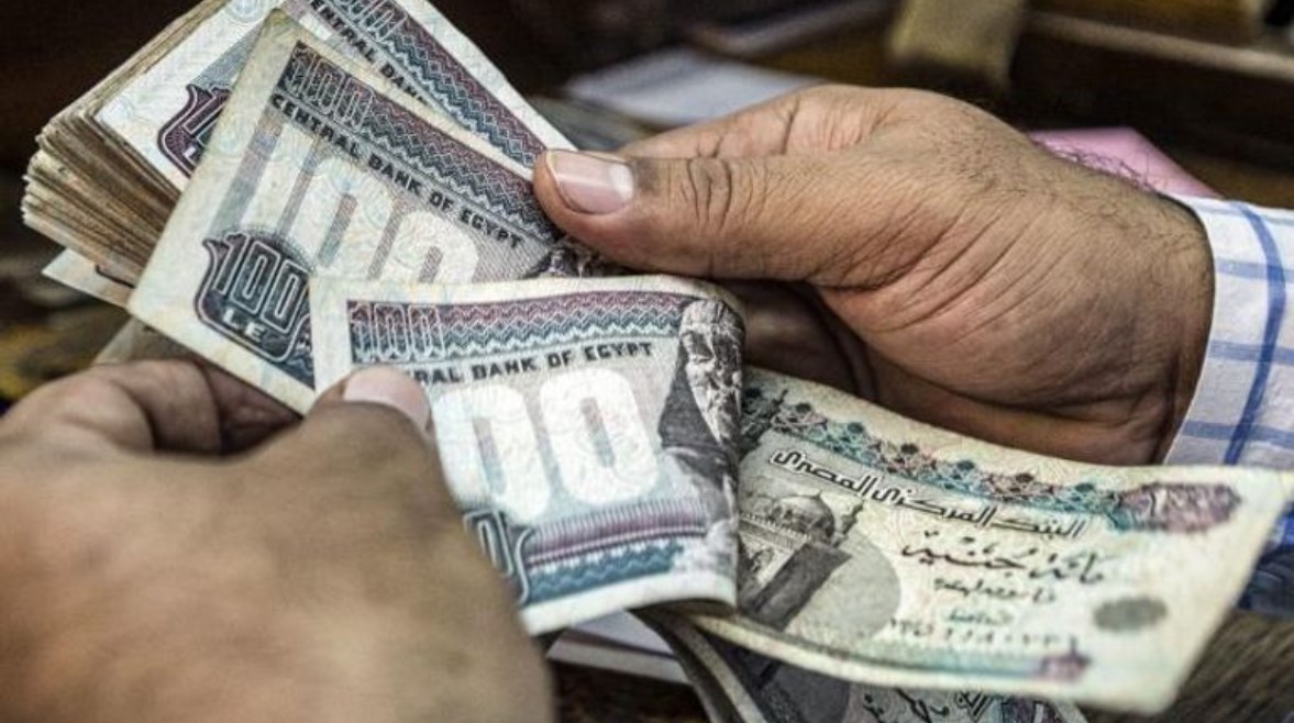 أوراق نقود فئة 100 جنيه 