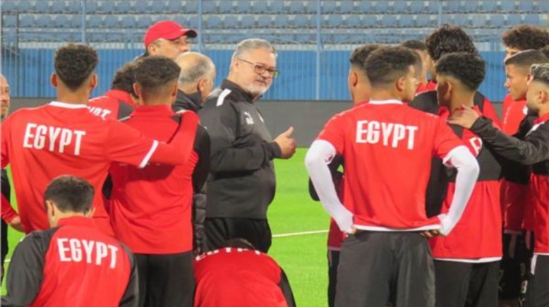 المدير الفني للمنتخب الأولمبي ميكالى خلال حديثه مع اللاعبين 