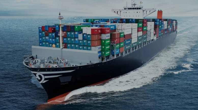 سفينة شحن في البحر الاحمر