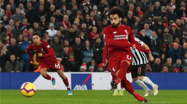 محمد صلاح لاعب ليفربول الإنجليزي 