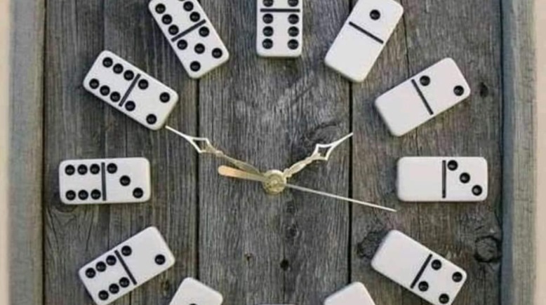 ساعة بقطع الدومينو