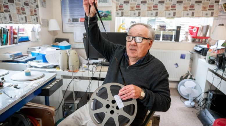 نويل في مقر قناته