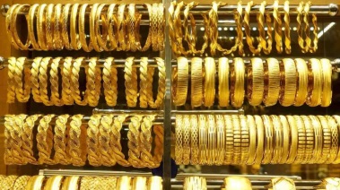 واجهة لعرض المشغولات الذهبية بأحد محال المجوهرات