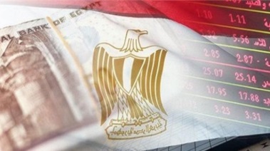 شاشات البورصة مموهة بعلم مصر وأوراق نقدية 