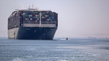 سفينة شحن عملاقة في أثناء عبورها قناة السويس
