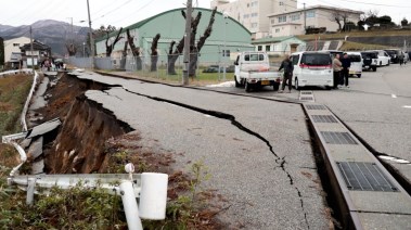 شقوق في الطرقات العامه جراء زلزال اليابان