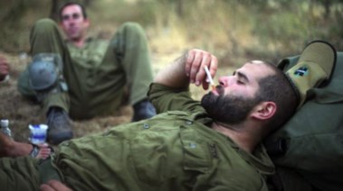 جندي إسرائيلي يدخن