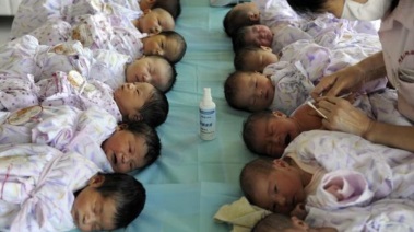 أطفال صينيون يتلقون رعاية طبية