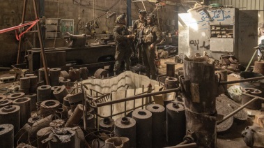 جنود إسرائيليون داخل مصنع ذخيرة لحماس .. أفيشاج شار-ياشوف لصحيفة نيويورك تايمز