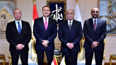  وزير الطيران المدني خلال استقباله السفير القطري