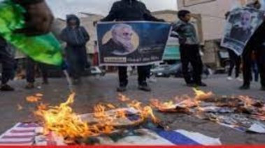 حرق علمي إسرائيل وأمريكا لدى إحياء ذكرى سليمانى في إيران