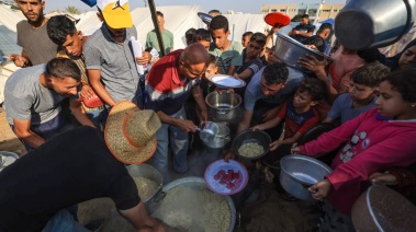 الحصول على وجبة في جنوب غزة