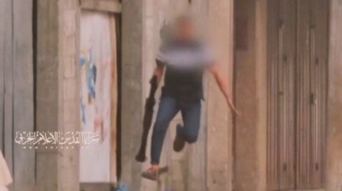 عاهد أبو ستة يقفز فرحا بعد نجاحه في تدمير دبابة إسرائيلية