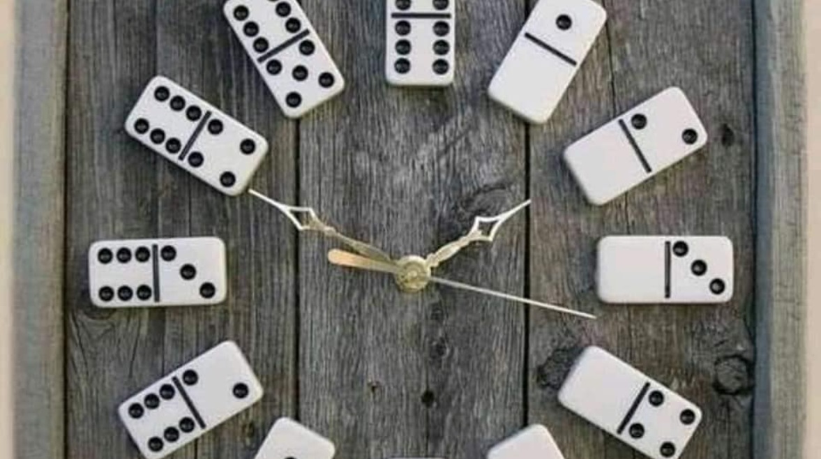 ساعة بقطع الدومينو