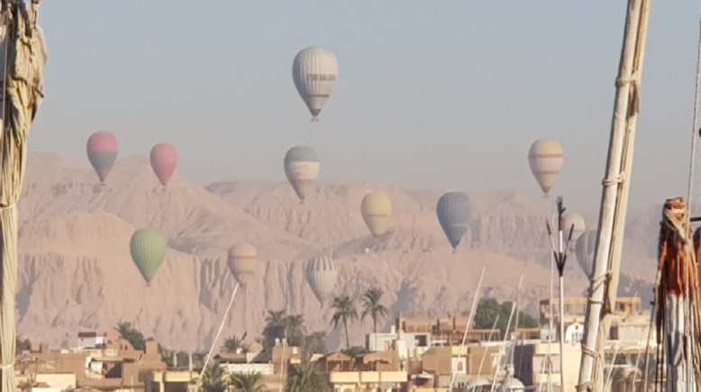 البالون الطائر يزين سماء الأقصر 