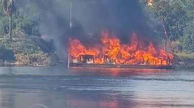 الذهبية اتفحمت..حريق هائل بدهبية نيلية غرب الأقصر