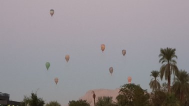 البالون الطائر يزين سماء الأقصر 