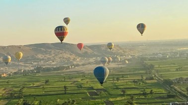 البالون الطائر يزين سماء الأقصر 