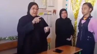 الأستاذة صفاء مديرة المدرسة 