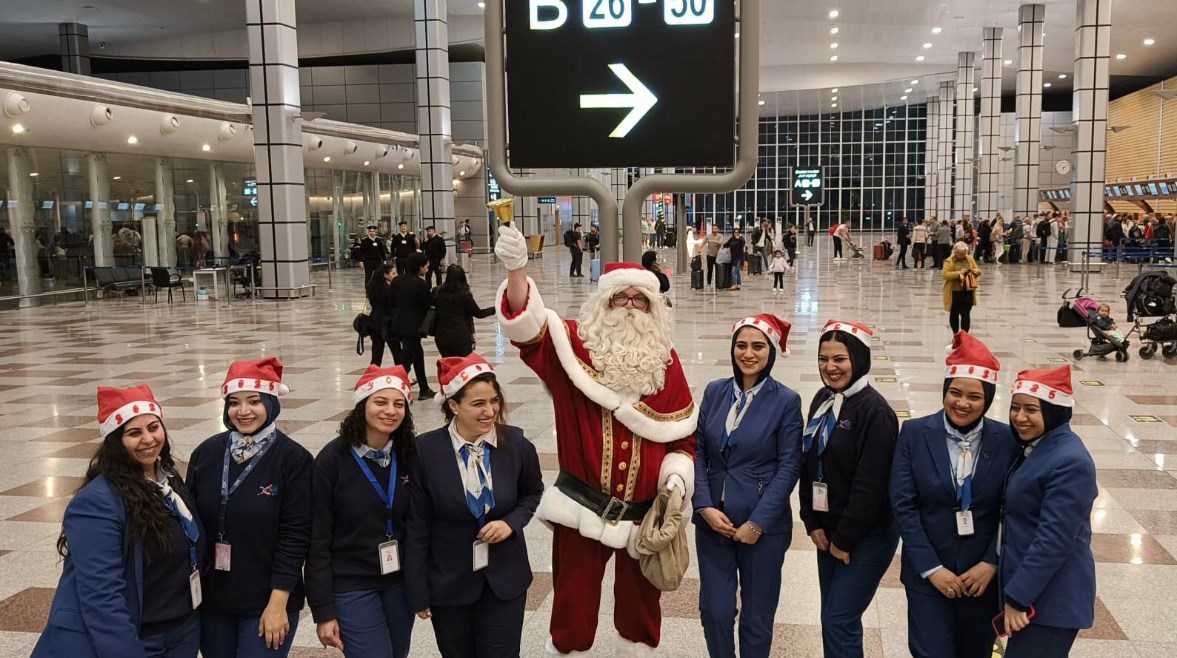 بابا نويل يغادر مطار الغردقة 