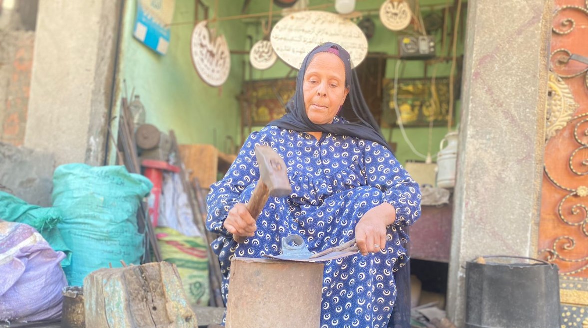 صباح تعمل في مهنة الحدادة 