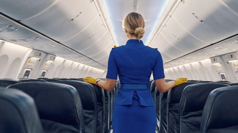 مضيفة طيران تعبيرية