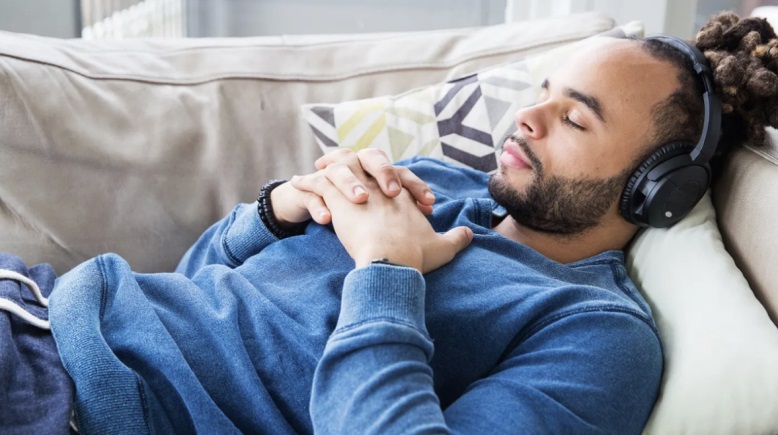 سماع كلمات مريحة أثناء النوم يهديء القلب