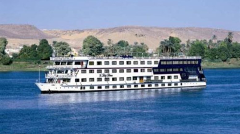 باخرة سياحية  باخرة سياحية