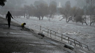 احد المواطنين بجانب فيضانات الأمطار