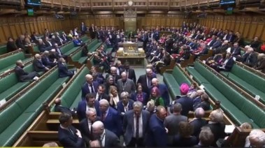 لحظة انسحاب حزبي العمال و الاسكتلندي من مجلس النواب البريطاني