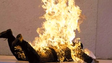 مواطن يشعل النيران بنفسه- صورة ارشيفية