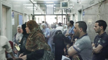 مواطنون في مستشفى حكومي 