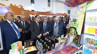 رئيس الوزراء مصطفى مدبولي ووزير التموين خلال افتتاح معرض أهلا رمضان
