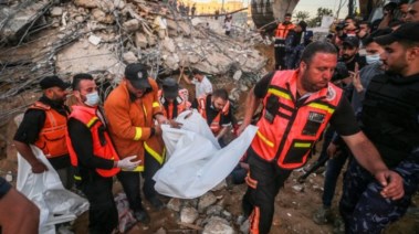 مسعفون يخرجون جثامين من تحت الأنقاض في غزة