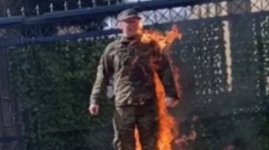 ضابط أمريكي يحرق نفسه من أجل فلسطين