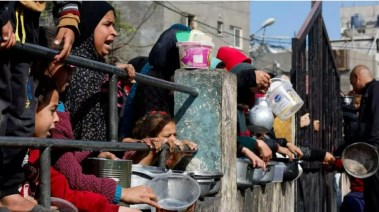 فلسطينيون نازحون في انتظار وجبة ساخنة