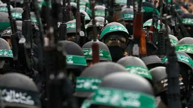 مقاتلون ملثمين من كتائب "الشهيد عز الدين القسام" الجناح العسكري لحركة المقاومة الإسلامية "حماس"