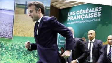 الرئيس الفرنسي "إيمانويل ماكرون" يفر من المعرض الزراعي