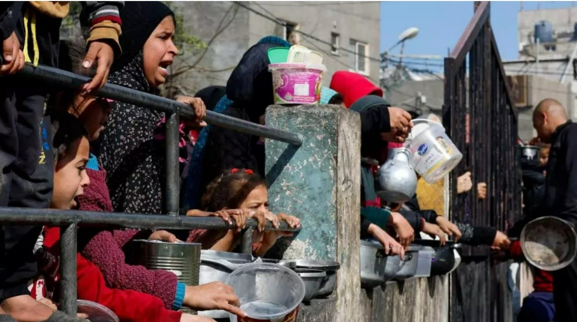 فلسطينيون نازحون في انتظار وجبة ساخنة