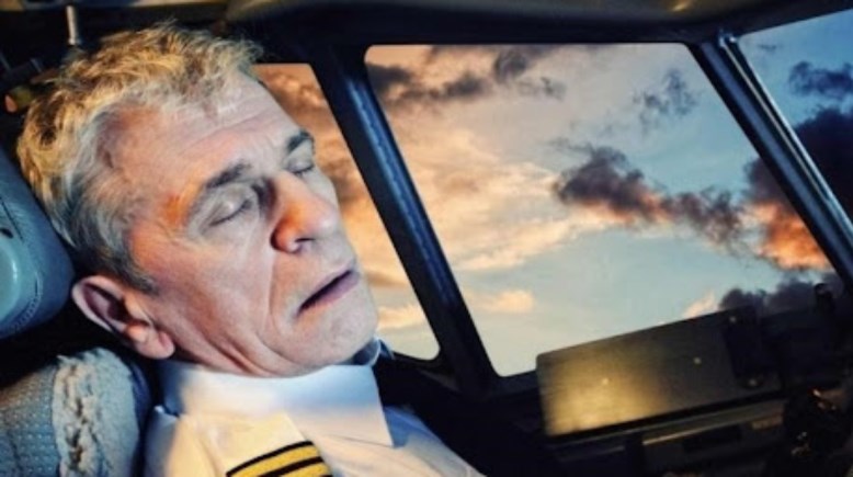 أحد الطيارين نائم أثناء الطيران