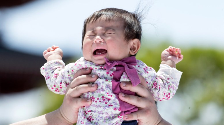 طفل ياباني يبكي